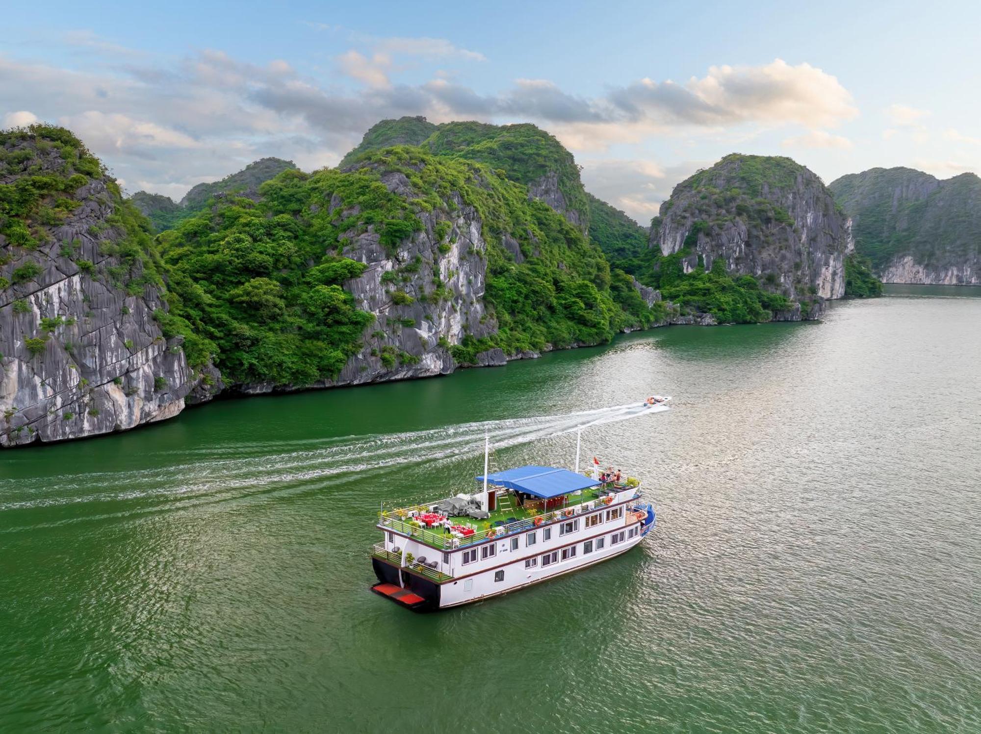 Sunlight Cruise Hotel Ха Лонг Екстериор снимка